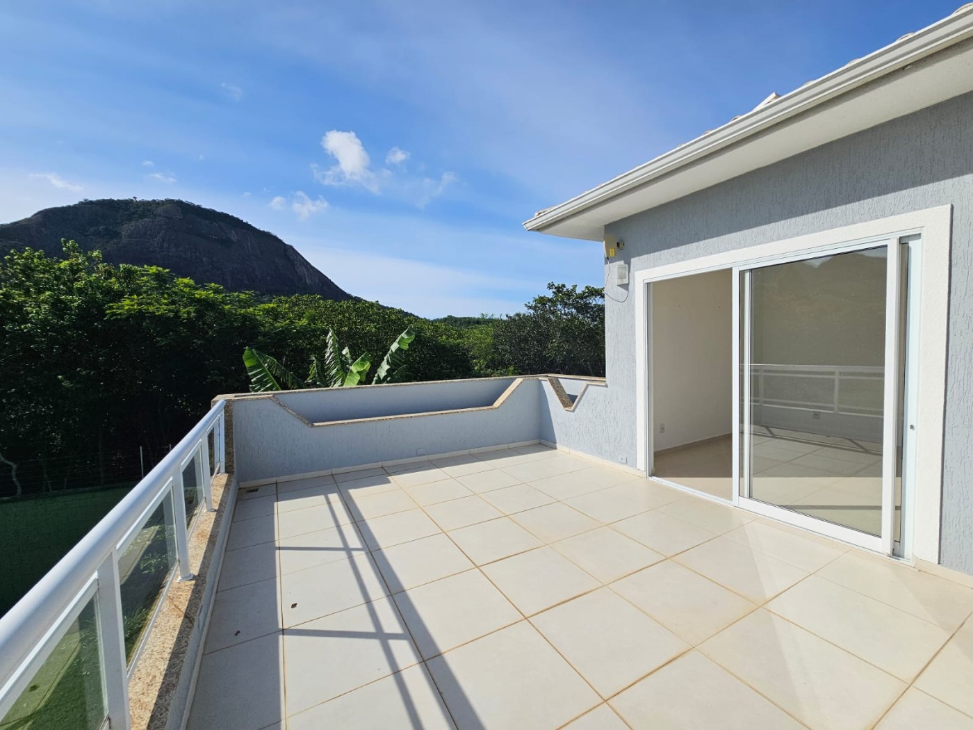 Varanda aconchegante com vista para jardim espa�oso � ideal para momentos de relaxamento ao ar livre.