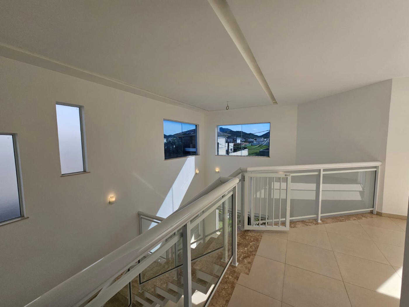 Mezanino com vista para a sala de estar e p� direito duplo