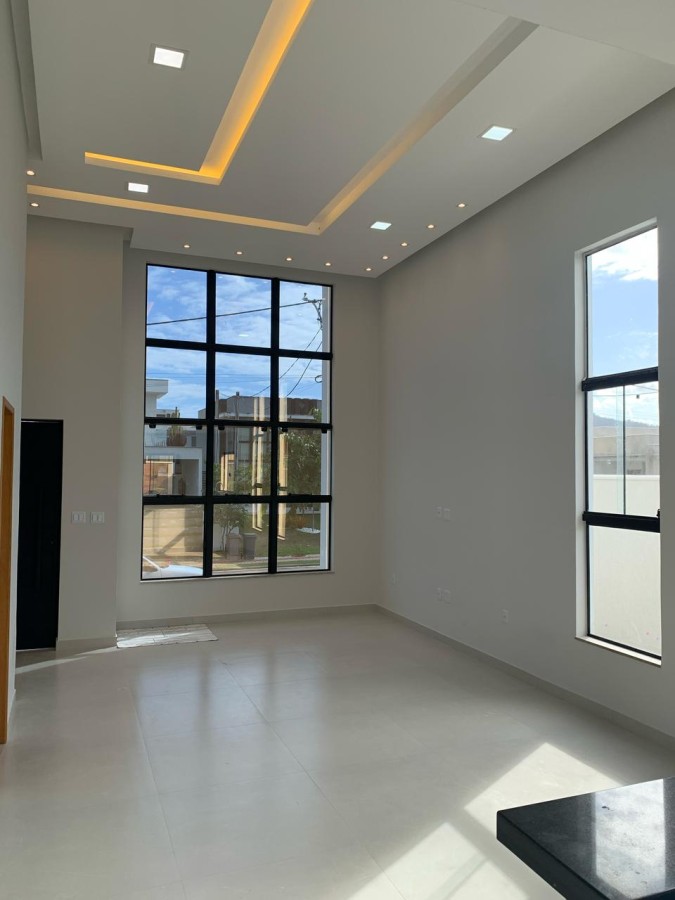 Sala de estar com p� direito duplo e ilumina��o natural � im�vel em Maric� RJ