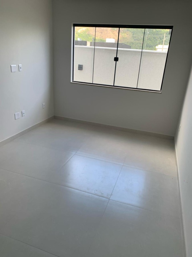 Su�te com closet e espera para ar-condicionado split � casa no Alphaville Maric�