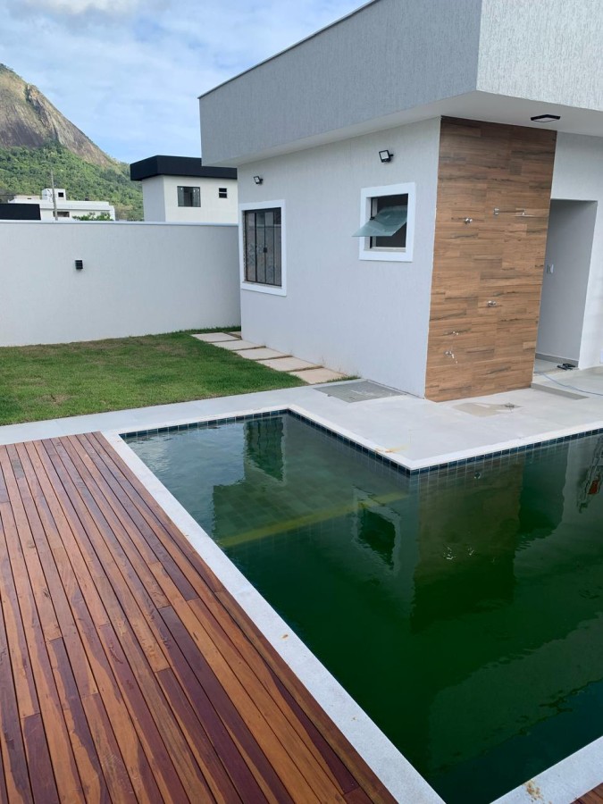 Piscina em L com deck de madeira � lazer completo no Alphaville Ino�