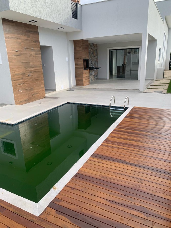 Piscina em L com deck de madeira � lazer completo no Alphaville Ino�