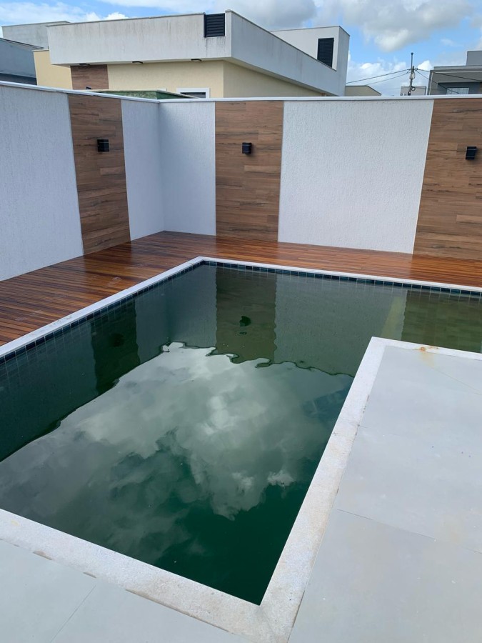 Piscina em L com deck de madeira � lazer completo no Alphaville Ino�