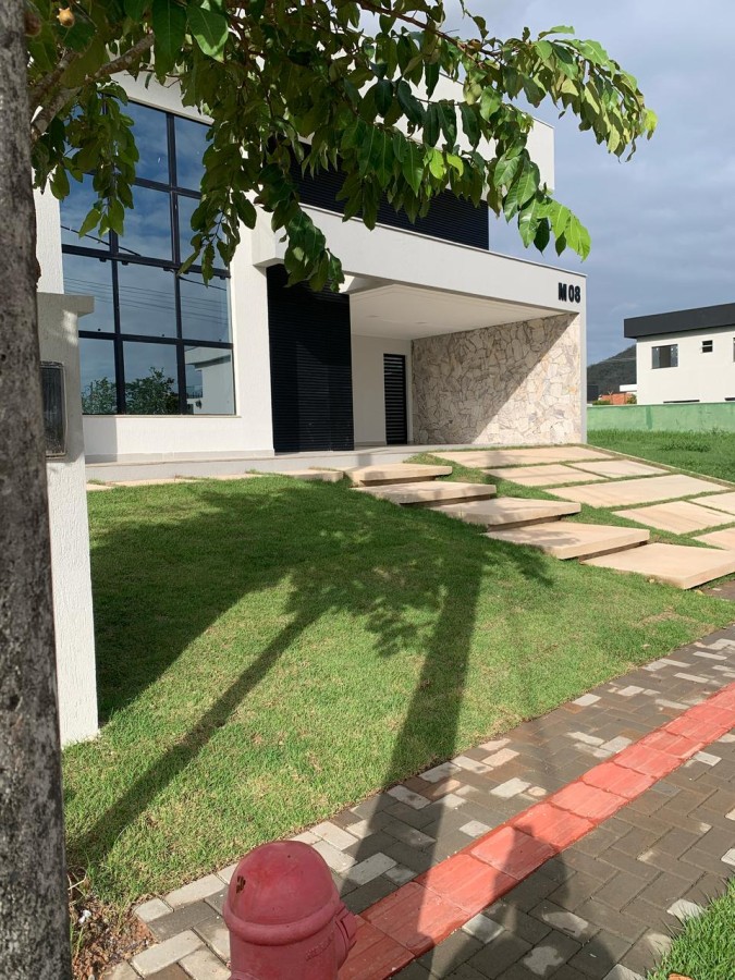 Fachada da casa linear � venda no Alphaville Ino�, Maric� � arquitetura moderna e vidro refletivo