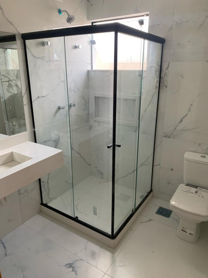 Banheiro com bancada em m�rmore branco prime e chuveiro com misturador