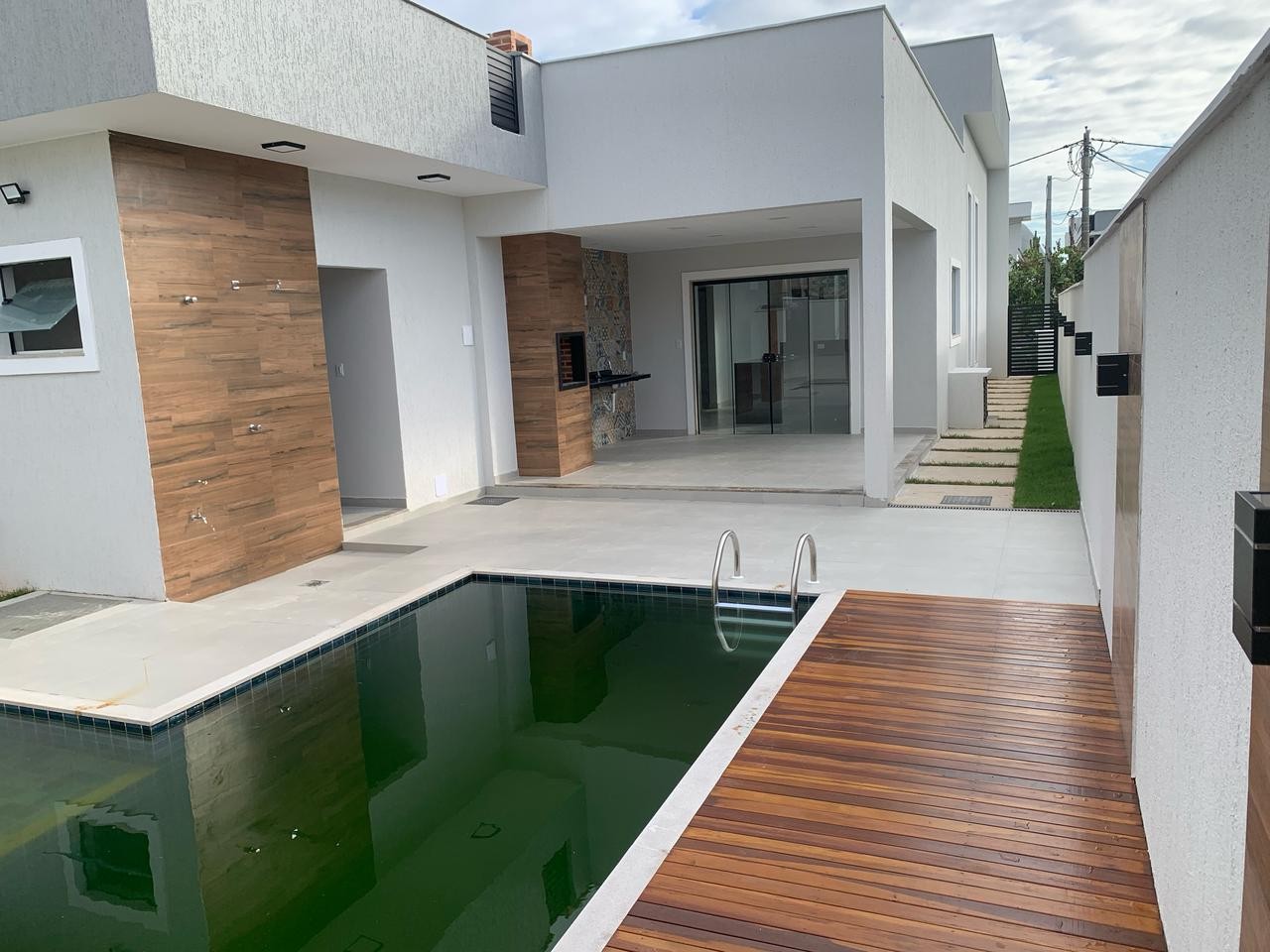 Piscina em L com deck de madeira � lazer completo no Alphaville Ino�