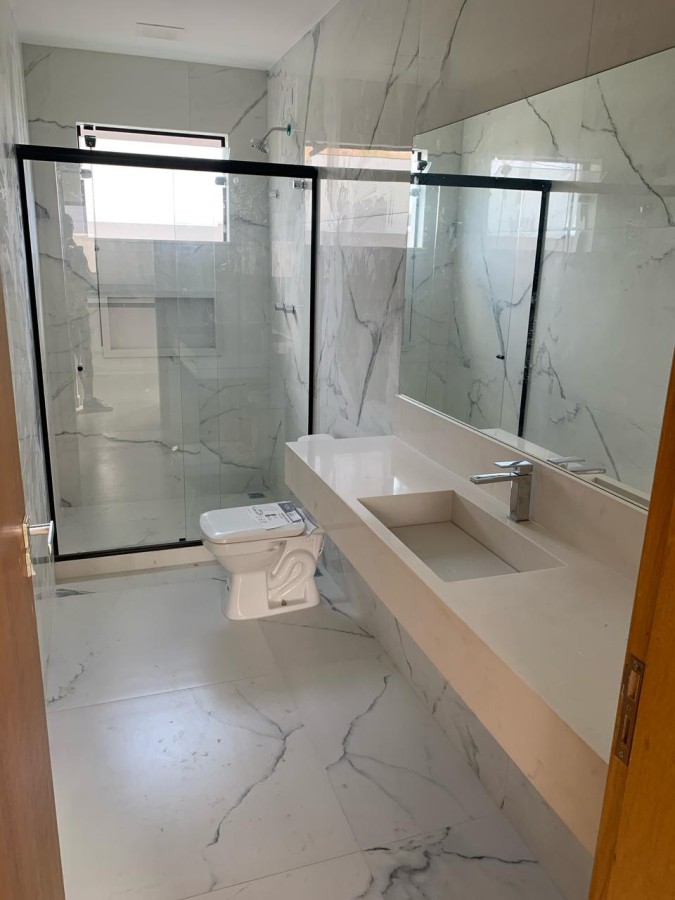 Banheiro com bancada em m�rmore branco prime e chuveiro com misturador