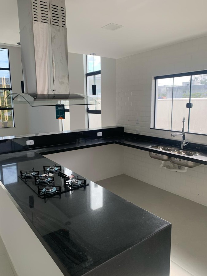 Cozinha conceito aberto com m�rmore S�o Gabriel, cooktop e torneira gourmet
