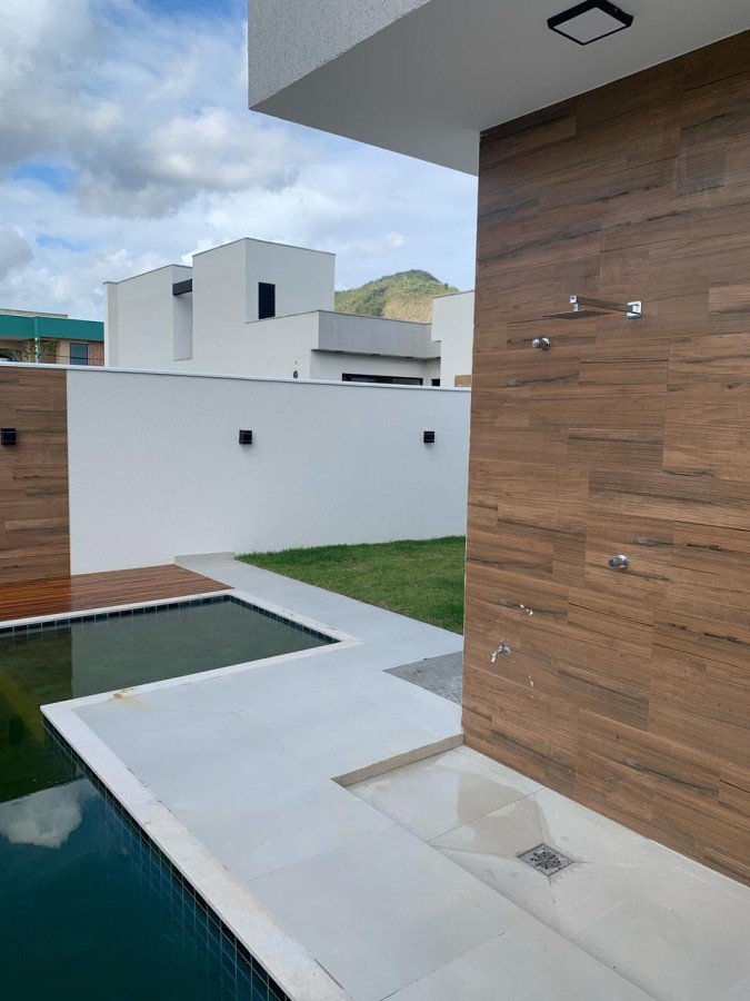 Piscina em L com deck de madeira � lazer completo no Alphaville Ino�
