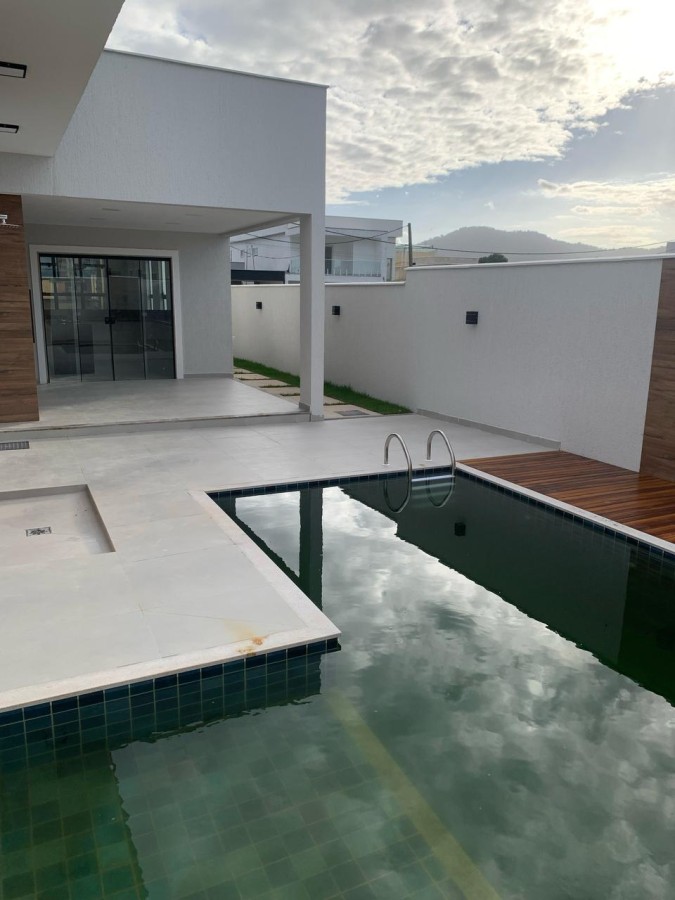 Piscina em L com deck de madeira � lazer completo no Alphaville Ino�