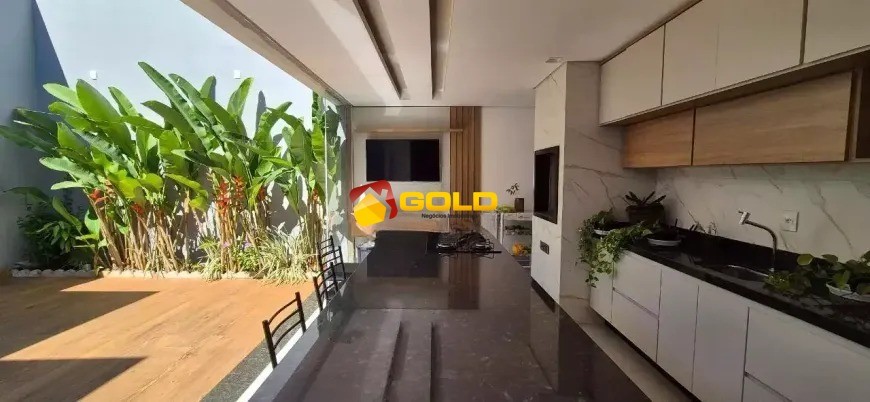 Casa para Loca��o, em Uberl�ndia, bairro Santa M�nica, 3 dormit�rios, 3 banheiros, 2 su�tes, 2 vagas