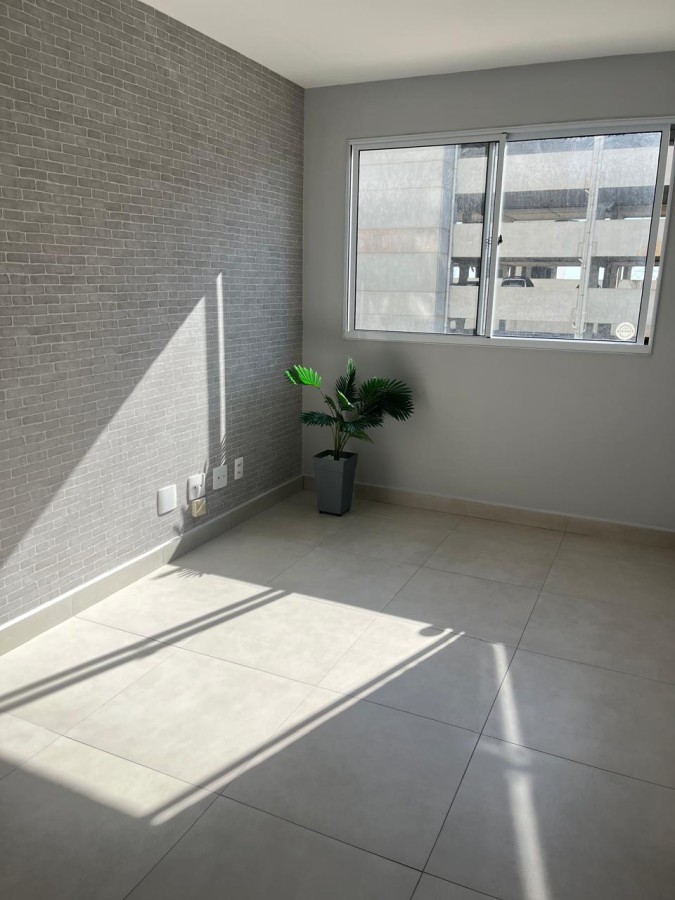 Sala ampla para dois ambientes com iluminação natural