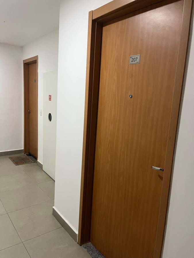 Porta de entrada do apartamento reformado