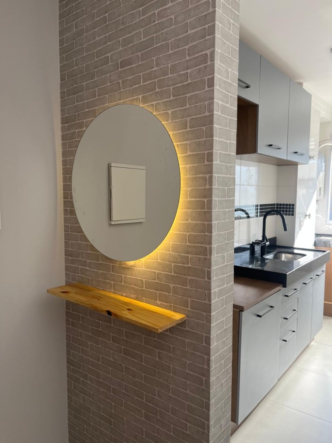 Hall com espelho decorativo e cozinha americana
