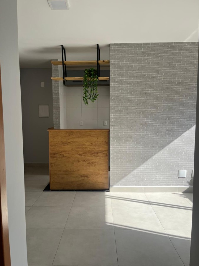 Sala de TV com parede de tijolinho aparente