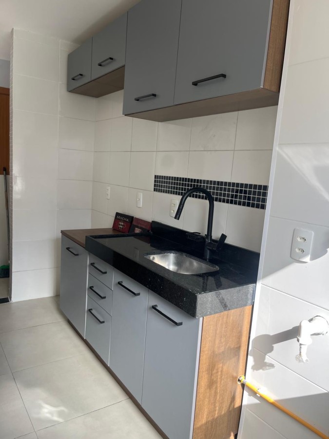 Cozinha com pia e bancada de granito