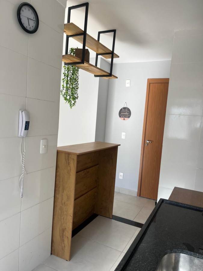 Hall de entrada com interfone e aparador