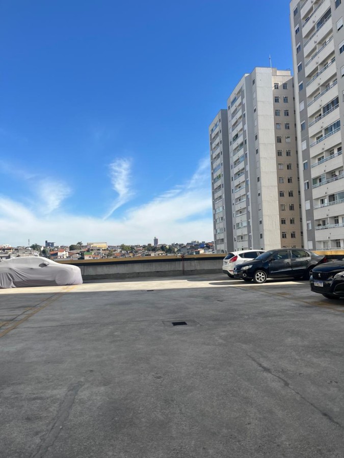Estacionamento com vista das torres do condomínio