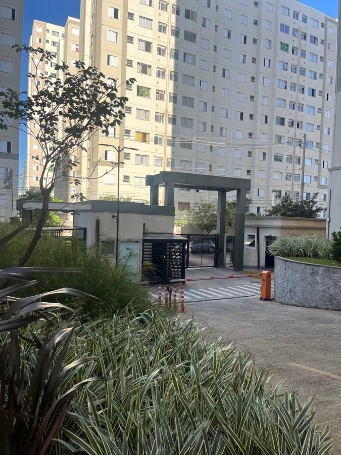 Acesso com jardim do condomínio