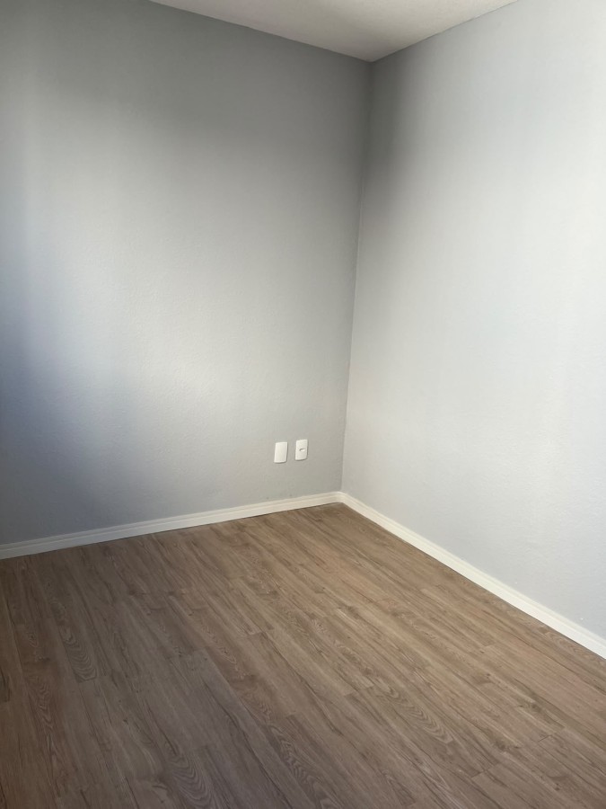 Sala de estar com piso vinílico - nunca habitado