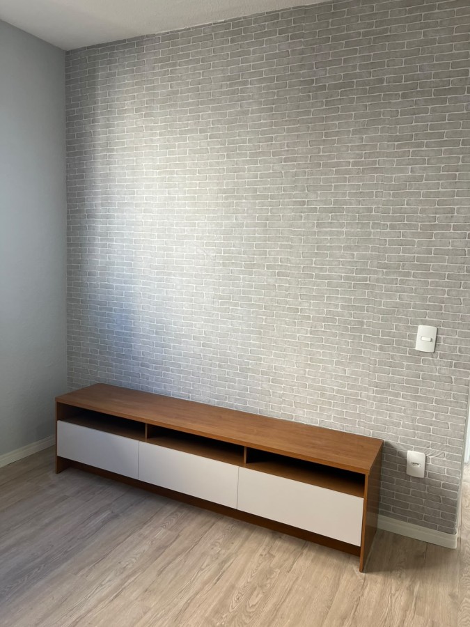 Sala com rack e papel de parede