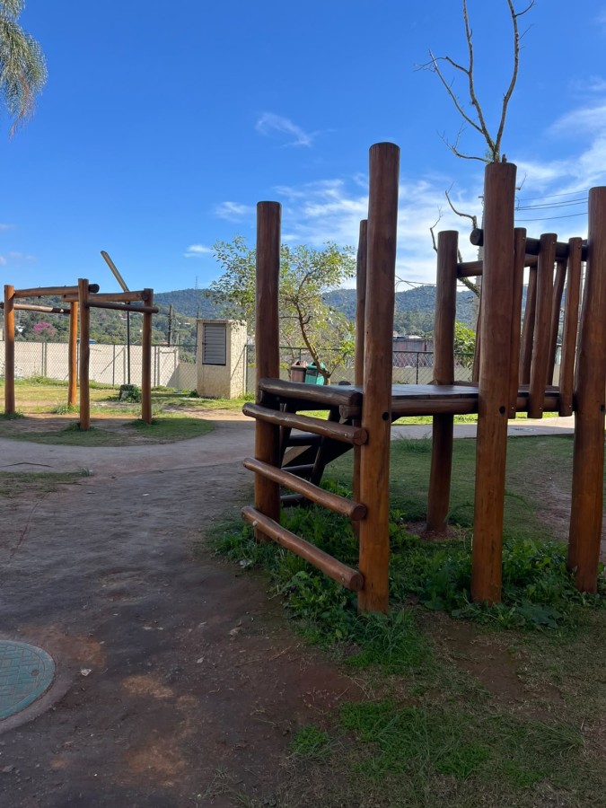 Playground de madeira em área verde