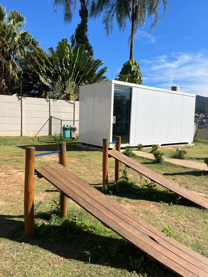 Área verde com deck e mercadinho