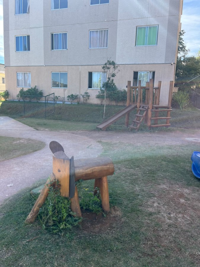 Fachada com playground infantil