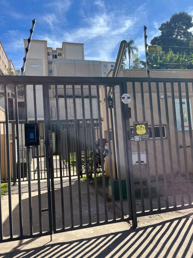 Portão de entrada com interfone e cerca elétrica
