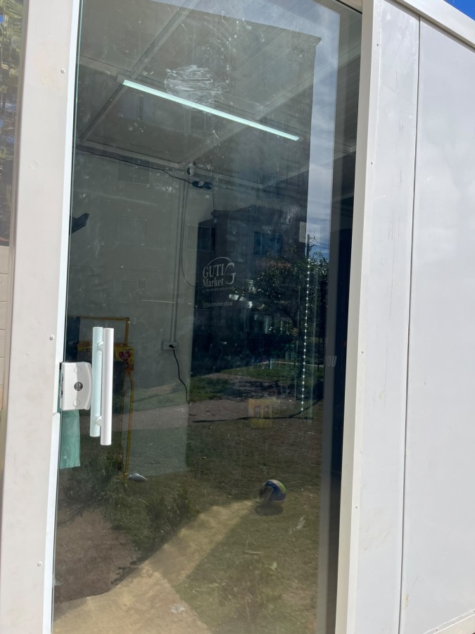 Mercadinho com porta de vidro