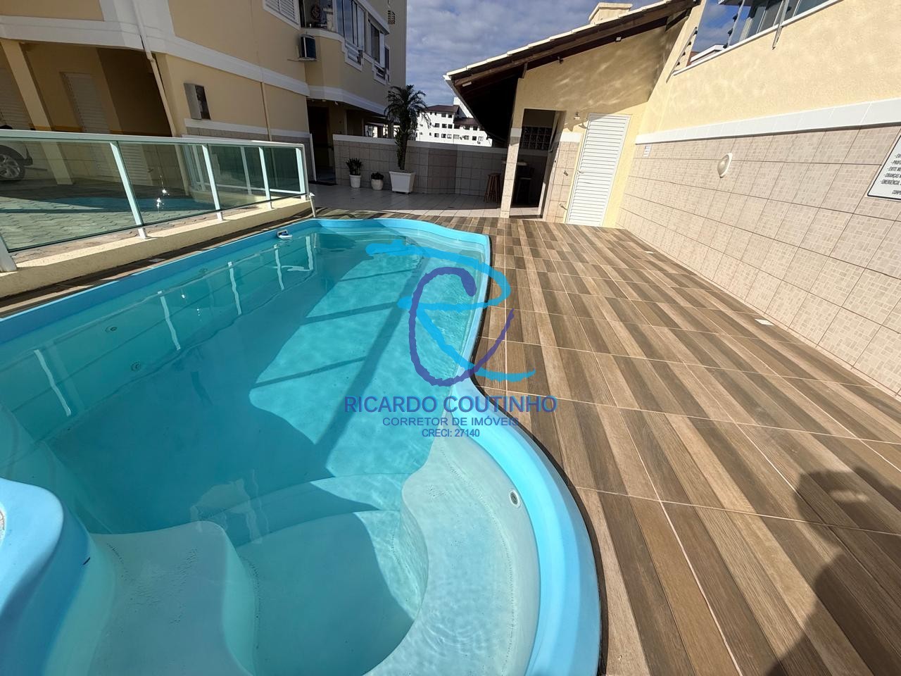 PISCINA CONDOMÍNIO