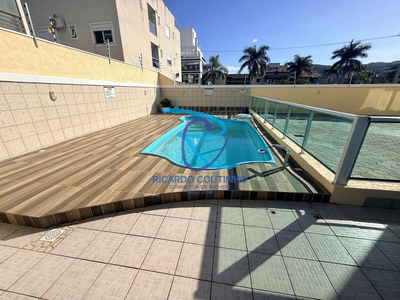 PISCINA CONDOMÍNIO