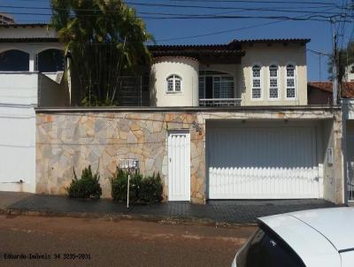 Casa para Venda, em Uberlndia, bairro Tabajaras, 3 dormitrios, 3 banheiros, 1 sute, 4 vagas