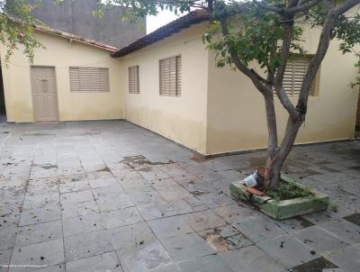 Casa para Venda, em Montes Claros, bairro Alto So Joo, 3 dormitrios, 2 banheiros, 4 vagas