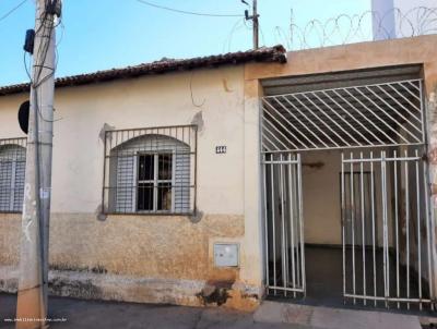 Casa para Venda, em Montes Claros, bairro Centro, 4 dormitrios, 2 banheiros, 1 sute, 1 vaga