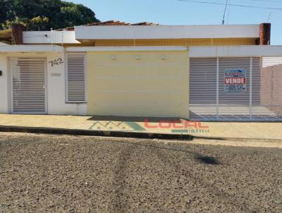 Casa para Locao, em Araguari, bairro Centro, 3 dormitrios, 2 banheiros, 1 sute, 3 vagas