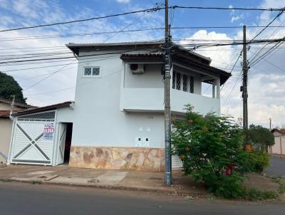 Casa para Locao, em Araguari, bairro Bosque, 3 dormitrios, 2 banheiros, 5 vagas