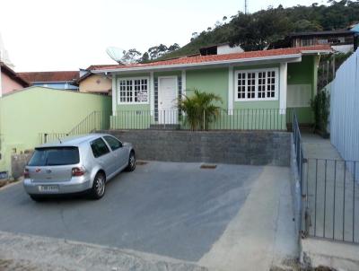 Casa para Locao, em Petrpolis, bairro Carangola, 2 dormitrios, 1 banheiro, 1 vaga