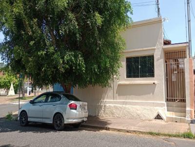 Casa para Locao, em Araguari, bairro Centro, 2 dormitrios, 2 banheiros, 1 vaga