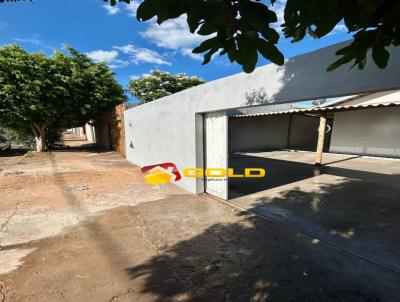 Casa para Venda, em Uberl�ndia, bairro Pequis, 2 dormit�rios, 1 banheiro, 3 vagas