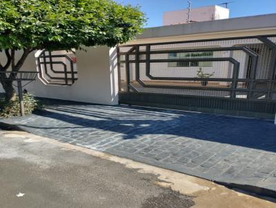 Casa para Venda, em Araguari, bairro industrial, 4 dormit�rios, 2 banheiros, 2 su�tes, 2 vagas