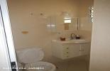 Banheiro dos quartos Conjugados - Dotado de ducha pressurizada e gabinete.