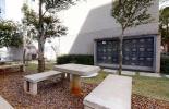 Bosque com cadeira e mesa