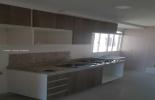 Cozinha com gabinete e armario