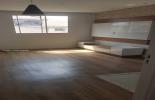 Sala de dois ambientes com rack e balco