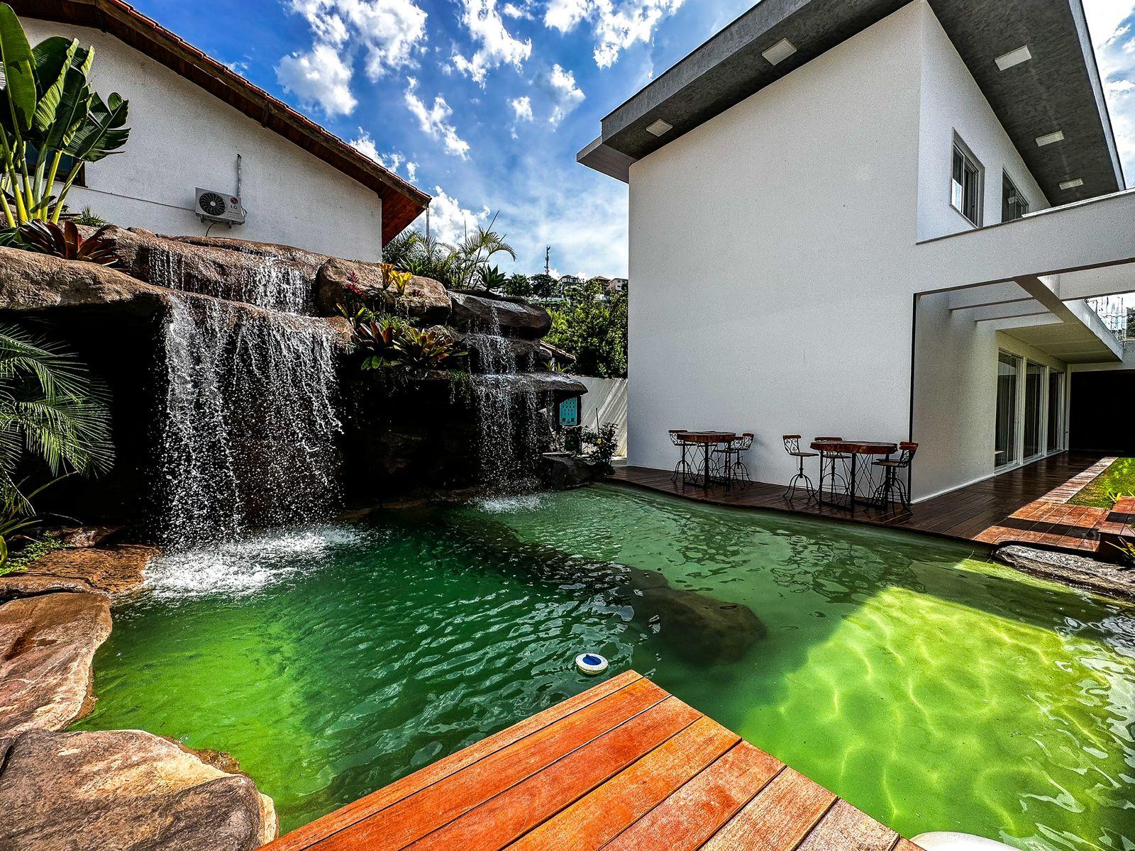 LUXUOSA E IMPONENTE CASA EM CONDOMINIO FECHADO